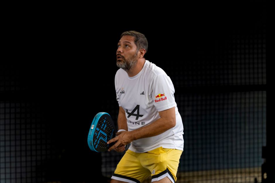 Een speler in korte shorts genietend van een padelwedstrijd, zichtbaar comfort en flexibiliteit uitstralend.